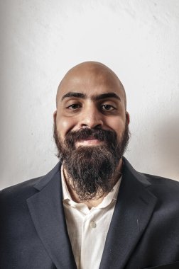 ceket ve komik ifadeler ile zarif sakallı adam