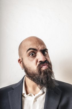 ceket ve komik ifadeler ile zarif sakallı adam