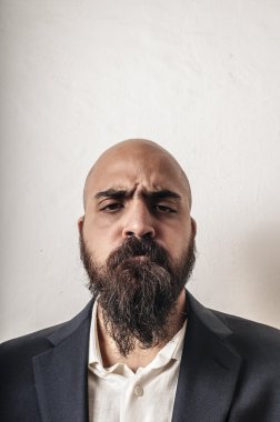 ceket ve komik ifadeler ile zarif sakallı adam