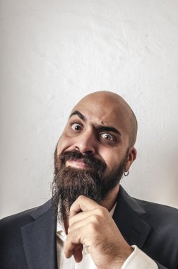 ceket ve komik ifadeler ile zarif sakallı adam