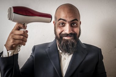 sakallı adam ve ceket hairdraier ve komik ifadeler ile