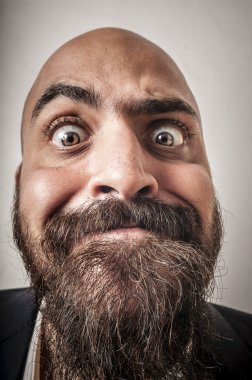 ceket ve komik ifadeler ile zarif sakallı adam