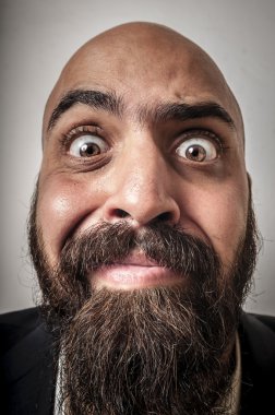 ceket ve komik ifadeler ile zarif sakallı adam