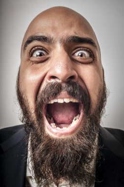 şık ceket çığlık ile adam sakallı