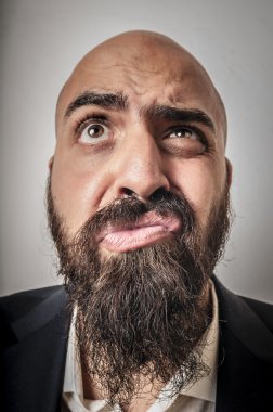 ceket ve komik ifadeler ile zarif sakallı adam