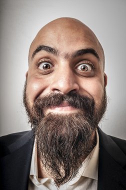 ceket ve komik ifadeler ile zarif sakallı adam