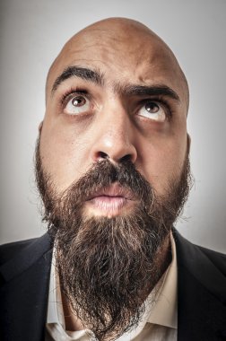 ceket ve komik ifadeler ile zarif sakallı adam