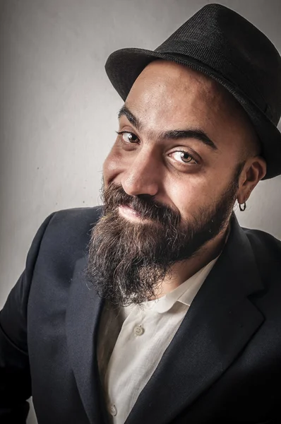 Élégant homme barbu avec veste et chapeau et expressions drôles — Photo