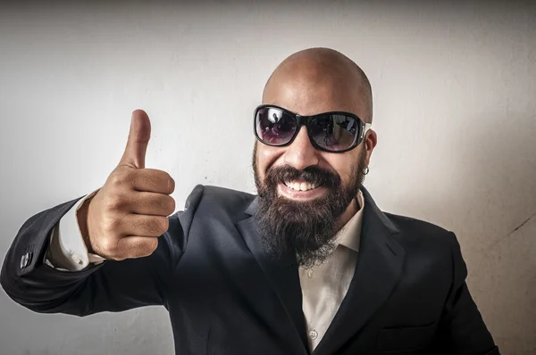 Gorila con chaqueta y gafas de sol — Foto de Stock