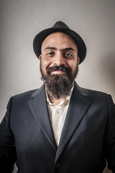 Élégant homme barbu avec veste, chapeau et expressions drôles — Photo