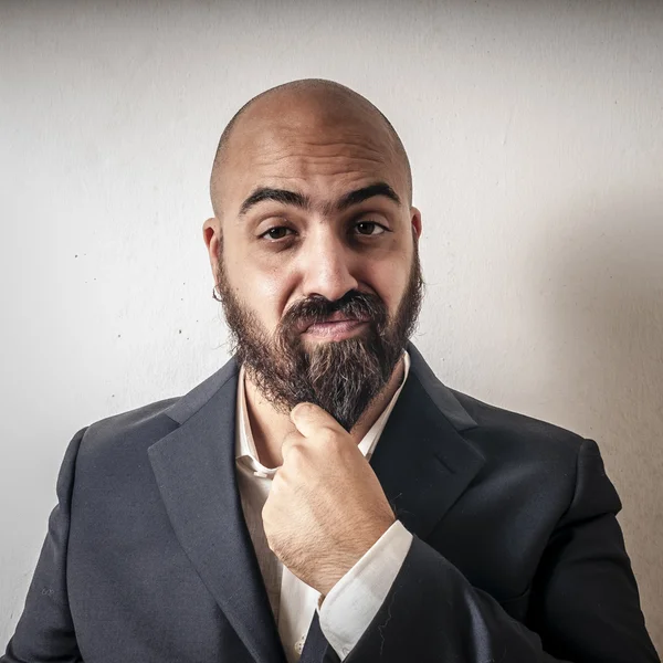 Hombre barbudo elegante con chaqueta y expresiones divertidas —  Fotos de Stock