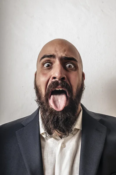 Елегантний бородатий чоловік з піджаком і кумедними виразами — стокове фото