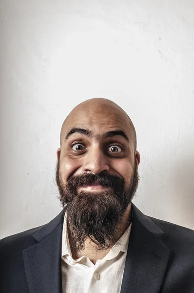 Hombre barbudo elegante con chaqueta y expresiones divertidas —  Fotos de Stock