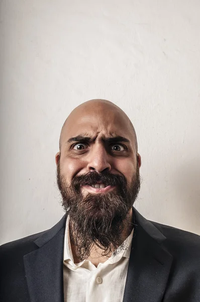 Élégant homme barbu avec veste et expressions drôles — Photo