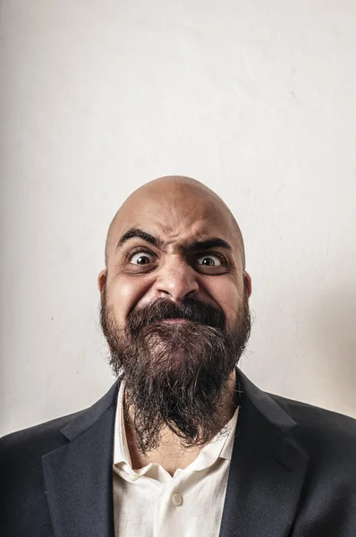 Hombre barbudo elegante con chaqueta y expresiones divertidas — Foto de Stock