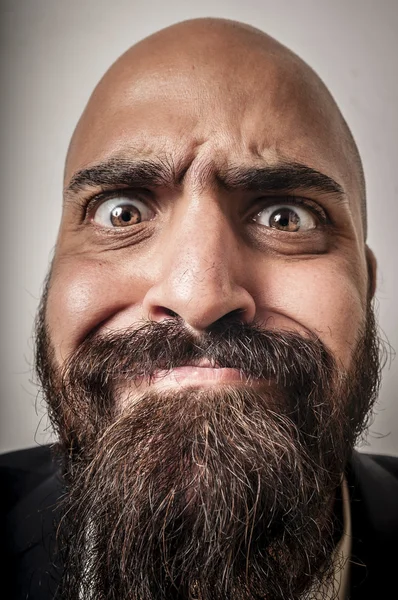 Hombre barbudo elegante con chaqueta y expresiones divertidas — Foto de Stock