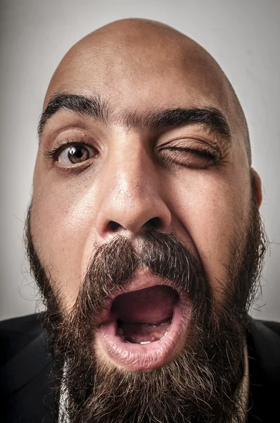 Elégant homme barbu avec veste qui clin d'oeil — Photo