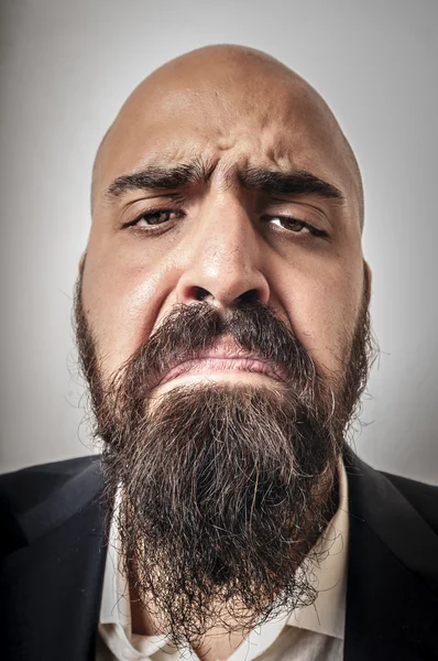 Élégant homme barbu avec veste et expressions drôles — Photo