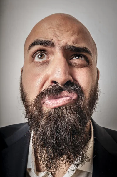 Elegáns szakállas férfi kabát és vicces kifejezések — Stock Fotó