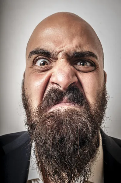 Hombre barbudo elegante con chaqueta y expresiones divertidas — Foto de Stock