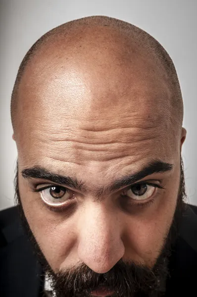 Elegáns szakállas férfi mutatja a kopaszság — Stock Fotó