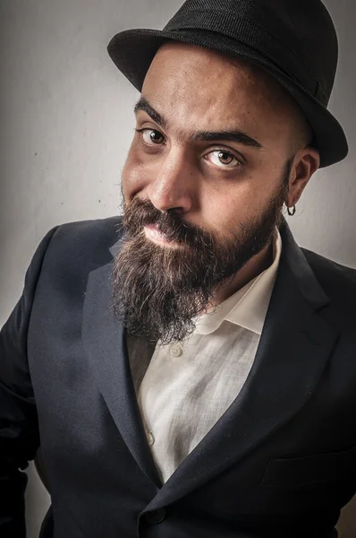 Élégant homme barbu avec veste, chapeau et expressions drôles — Photo