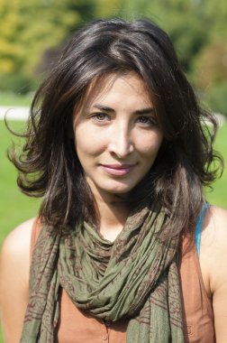 eşarp çim ile güzel kız