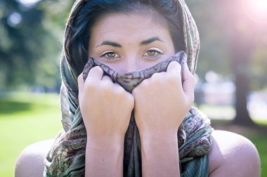 güzel kızla bahçede safi eşarp