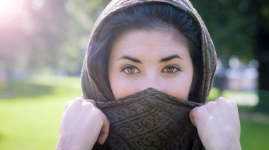 eşarp saffi çim ile güzel kız