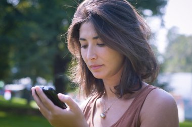 Telefonda konuşan güzel kız.