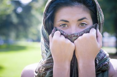 güzel kızla bahçede safi eşarp