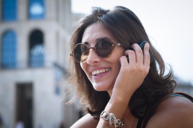 Telefonda konuşan güzel kız.