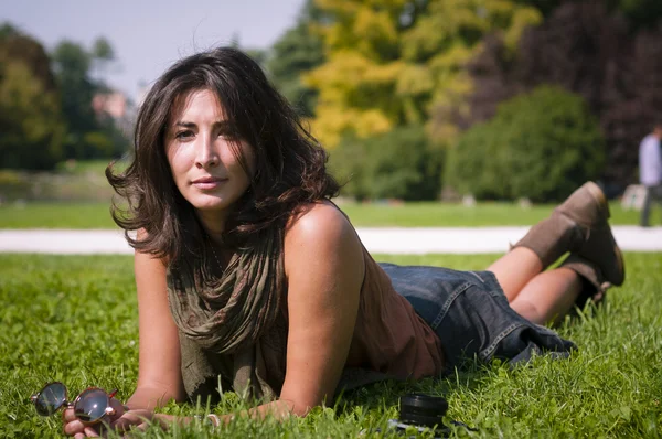 芝生の上のスカーフで美しい少女 — ストック写真