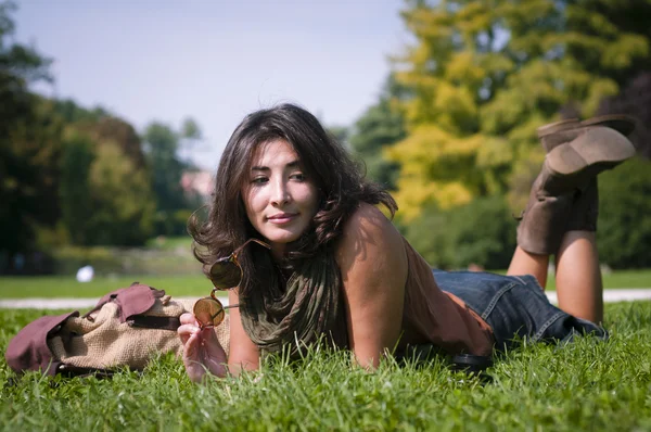 Mooi meisje met sjaal op het gazon — Stockfoto