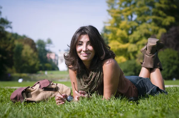 Vacker flicka med halsduk på gräsmattan — Stockfoto