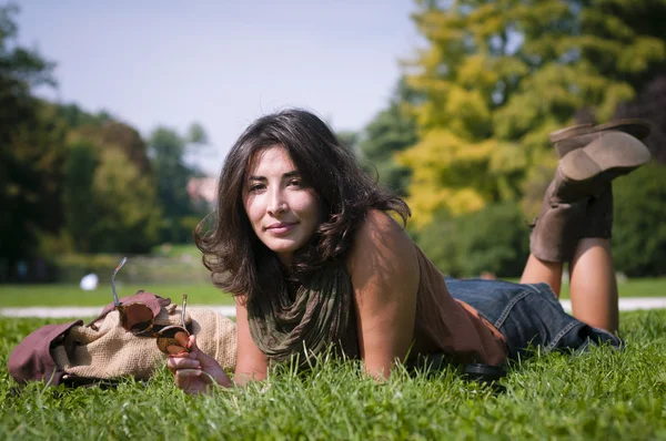 芝生の上のスカーフで美しい少女 — ストック写真
