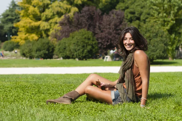 Hermosa chica con bufanda en el césped — Foto de Stock