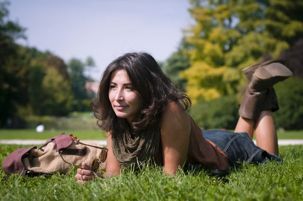 Piękna dziewczyna z szalikiem na trawniku — Zdjęcie stockowe