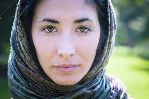 Mooi meisje met sjaal safi op het gazon — Stockfoto