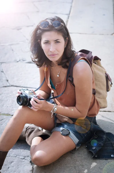 Krásná dívka s šátkem a fotoaparát na trávníku — Stock fotografie