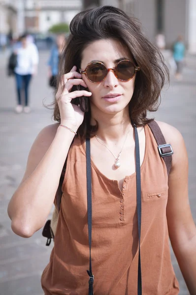 Vacker flicka som pratar i telefon — Stockfoto