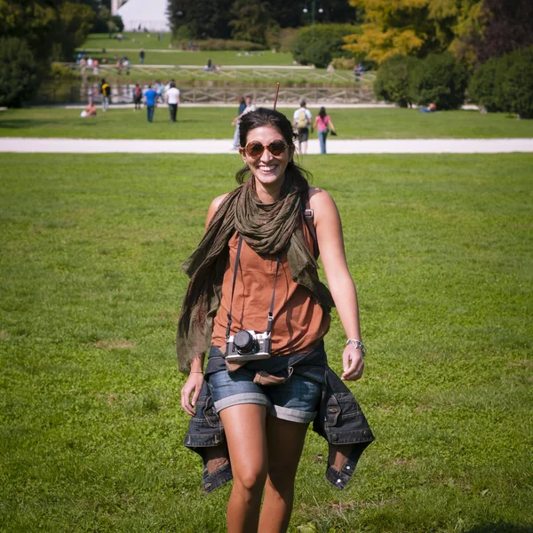 スカーフと芝生の上のカメラで美しい少女 — ストック写真