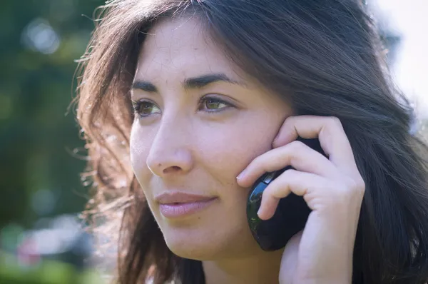 Vacker flicka som pratar i telefon — Stockfoto