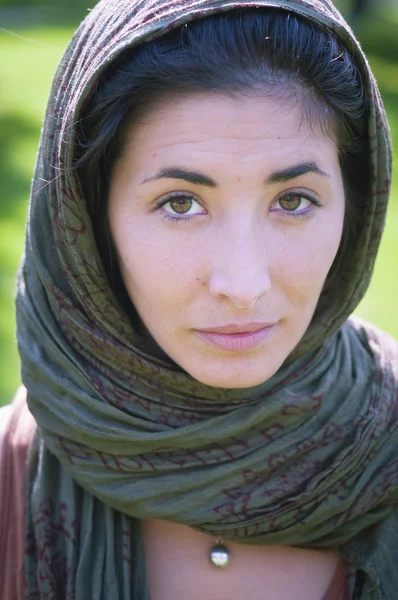 Piękna dziewczyna z szalik safi na trawniku — Zdjęcie stockowe