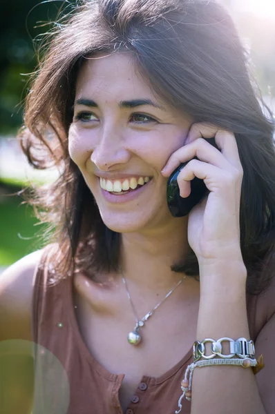 Menina bonita conversando no telefone — Fotografia de Stock