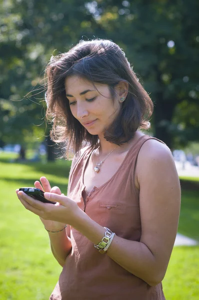 Piękna dziewczyna rozmawia przez telefon — Zdjęcie stockowe