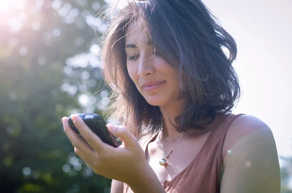 Vacker flicka som pratar i telefon — Stockfoto