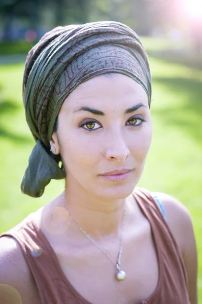 Mooi meisje met sjaal safi op het gazon — Stockfoto