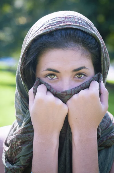 Belle fille avec écharpe safi sur la pelouse — Photo