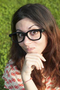 parkta büyük gözlüklü kız